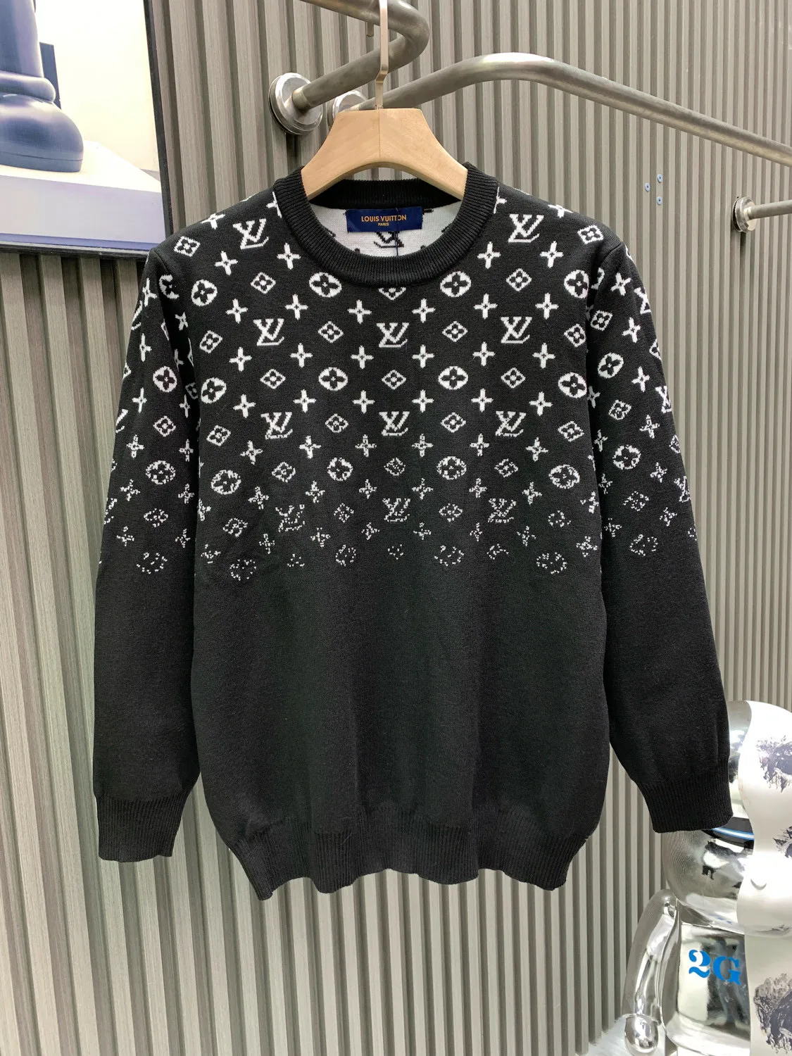 🅿️280 🀄️ LOUIS VUITTON/Louis Vuitton's new autumn and winter SE MONOGRAM gradient crew neck sweater, all-over gradient, collar chain bottom, fully hemmed (high-end) crew neck sweater, simple yet stylish retro, original custom-made high-weight double-ply fabric, the fabric feels solid, very high-quality to use, soft and delicate next to the body, very refined, showing taste, loose OS cut Original fabric that conforms to the current trend aesthetic. The same official style. It feels very comfortable. The latest counters in autumn and winter are synchronized. OS off-shoulder version is fashionable and individual. Super versatile and good-looking. The sweater is very suitable for both men and women. It has a tag, a collar label, and washed wheat. It has three complete labels.